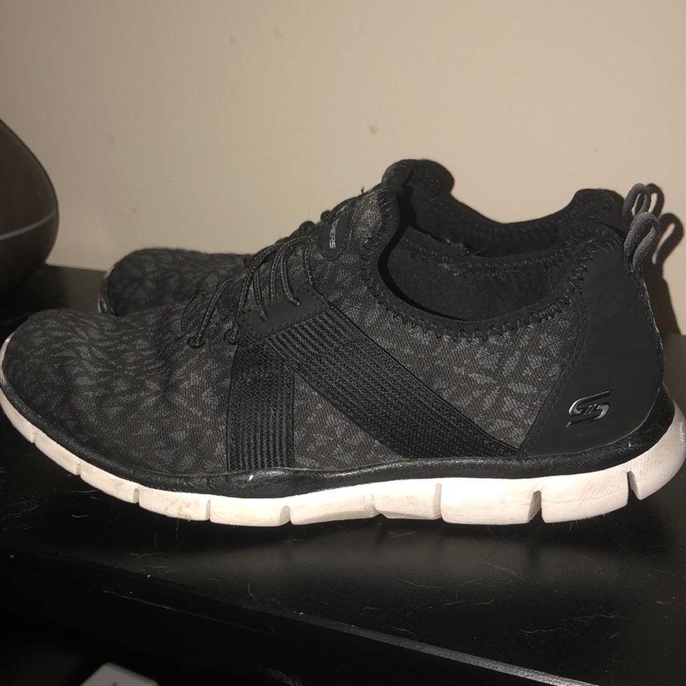 Sketchers black sneakers